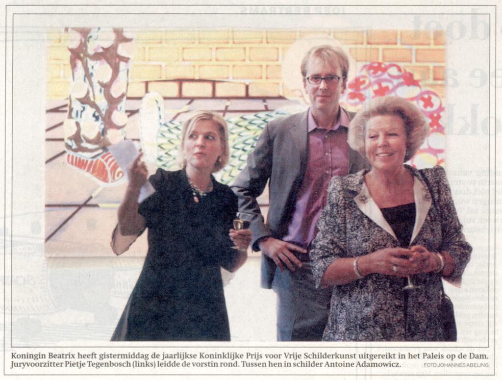 Krantenknipsel Parool, Antoine Adamowicz met Koningin Beatrix voor zijn schilderij.